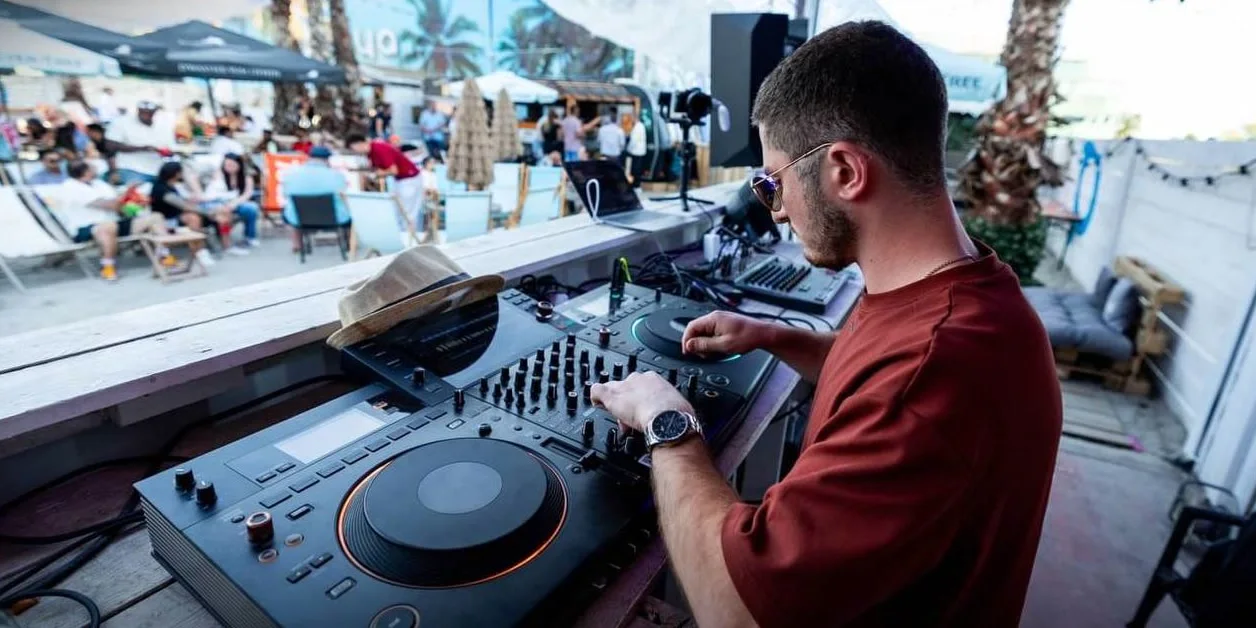 ASTR mixing at an open air beach set in daylight